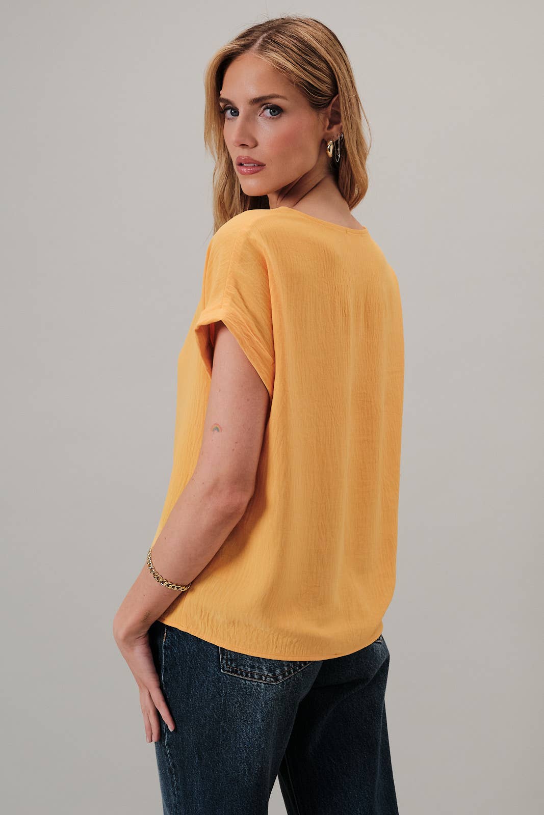Short Roll-up Sleeve Top