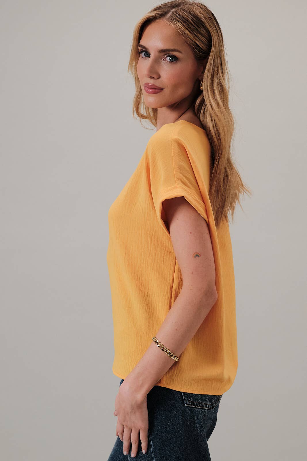 Short Roll-up Sleeve Top